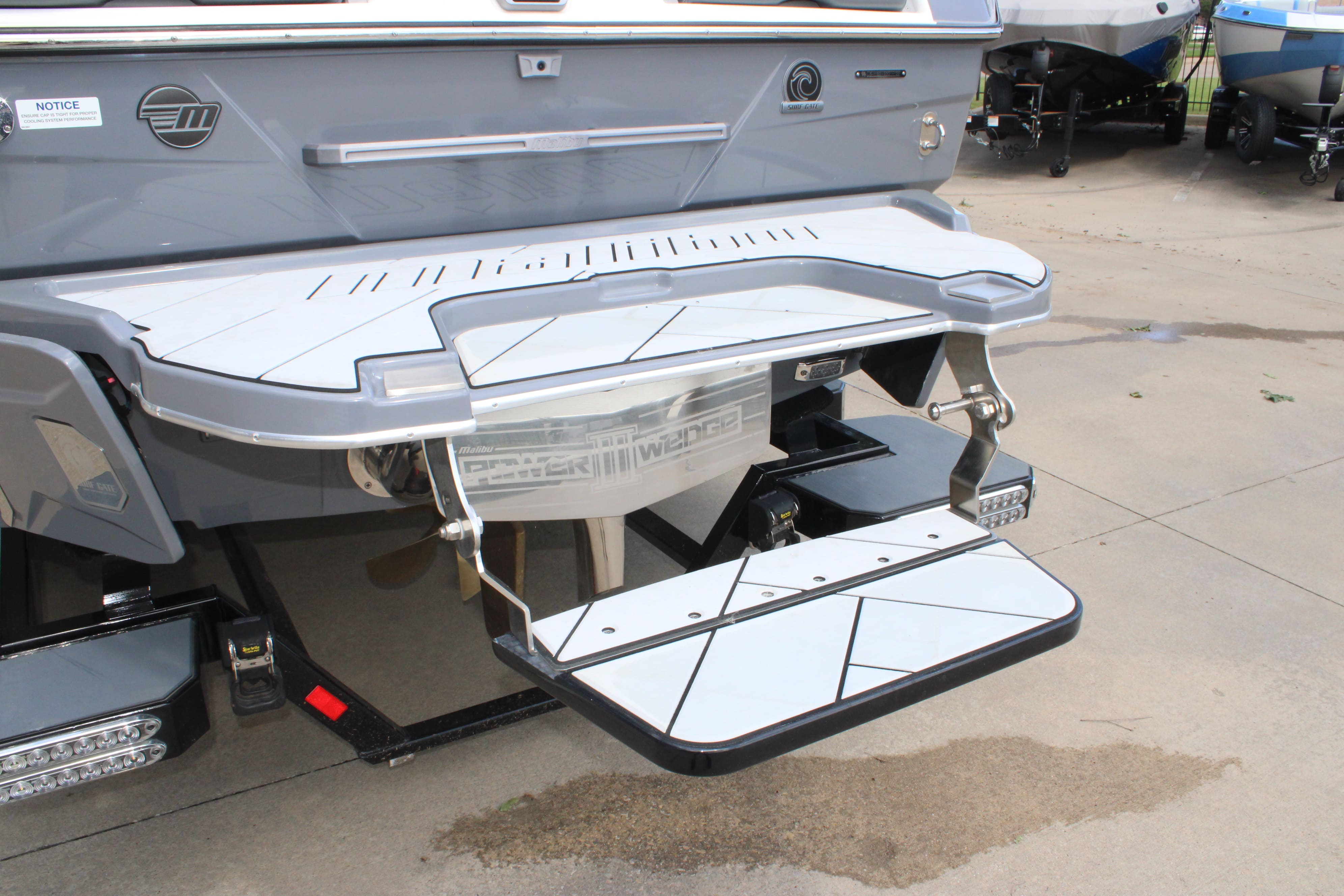 2022 Malibu 25 LSV Icon